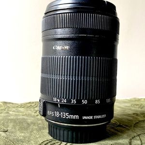 Canon lens EF-S 18-135mm. f/3.5-5.6 IS